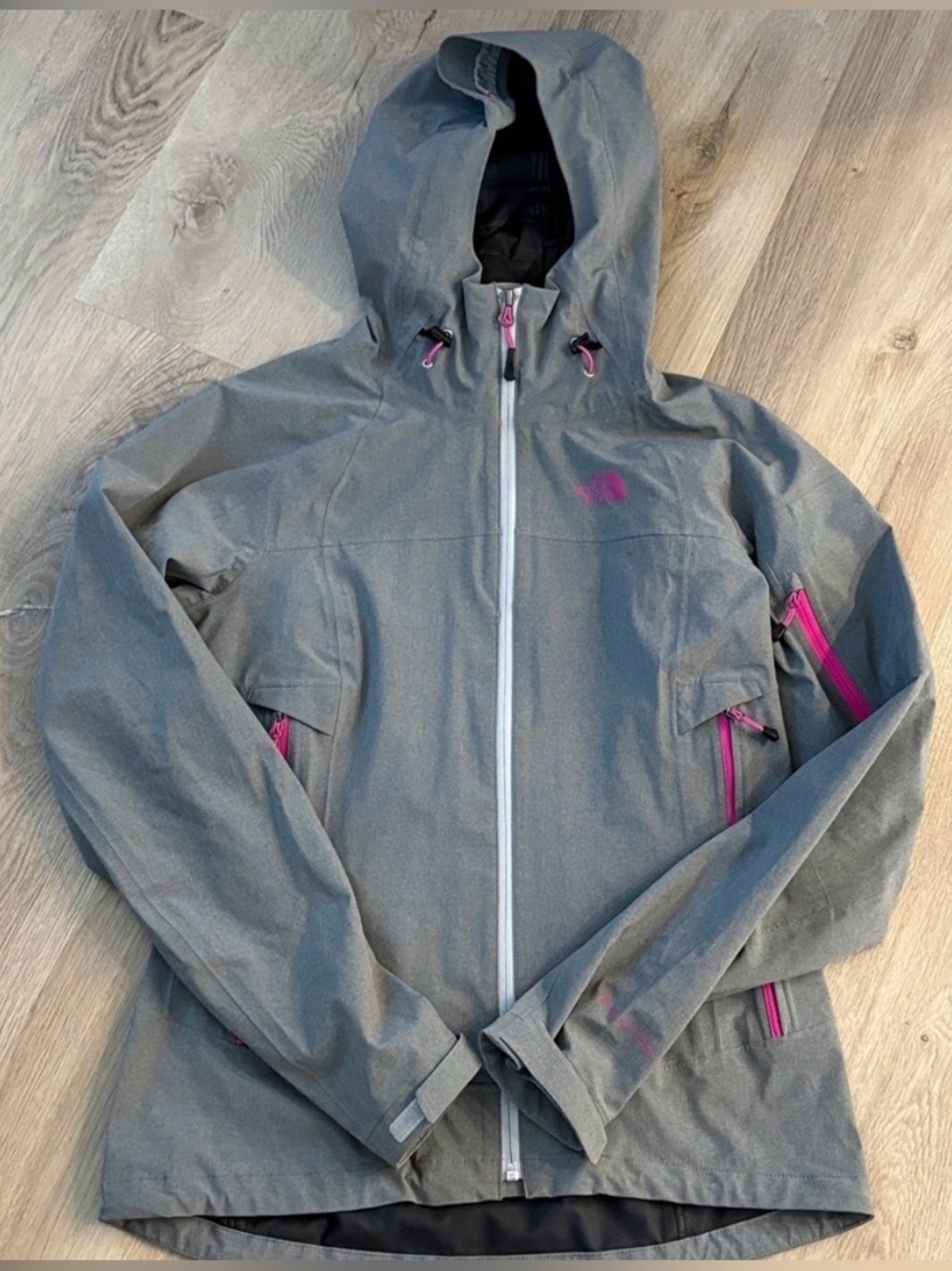 THE NORT FACE women’s hyvent 2.5L jacket size small gray pink outdoors